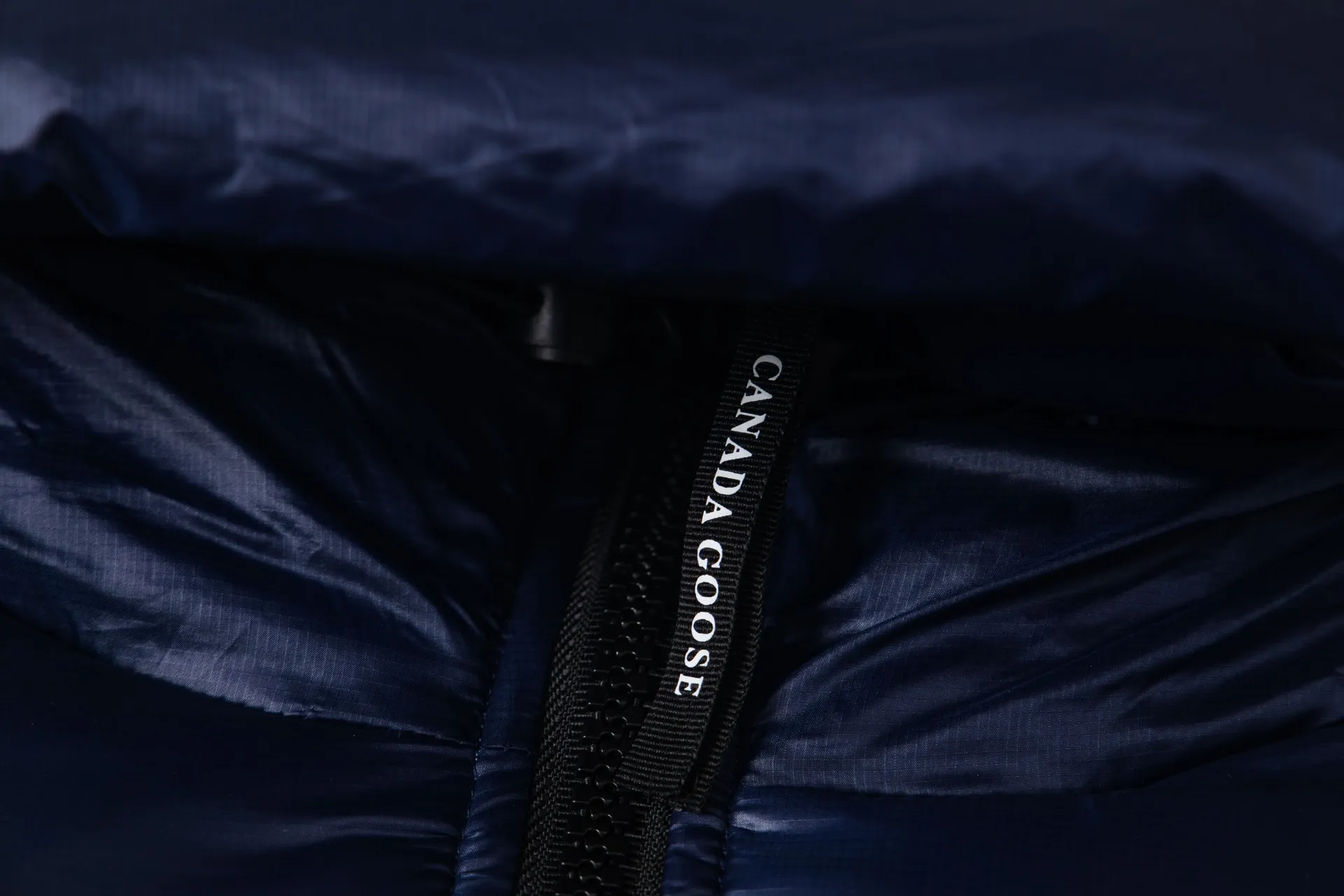 P790 model number: G122 Canada Goose's new Crofton series of lightweight couple's hooded down jacket 1️⃣The fabric is made of recycled Feather-Light tear-resistant fabric, which is ultra-light and has no sense of weight on the upper body. The unique black label highlights the temperament. The interior is filled with white duck down, making the upper body very light and comfortable! 2️⃣It is very youthful and energetic, and can be easily worn by both men and women. It is very in line with the fashion aesthetic concepts of today's young people! 3️⃣ Full set of customized accessories, complete with three standards, same style for men and women, a must-have for couples Color: Picture color Size: S, M, L, XL